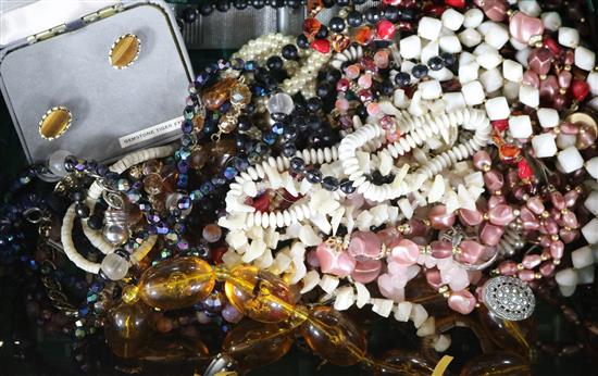 A quantity of costume jewellery.